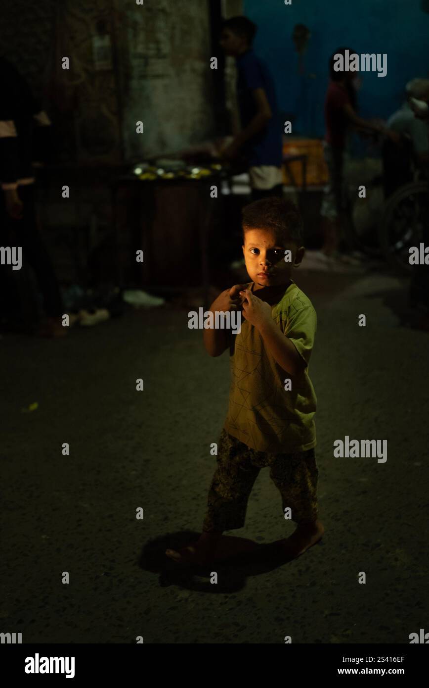 Des yeux qui parlent plus fort que les mots dans le chaos tranquille de la nuit. Banque D'Images