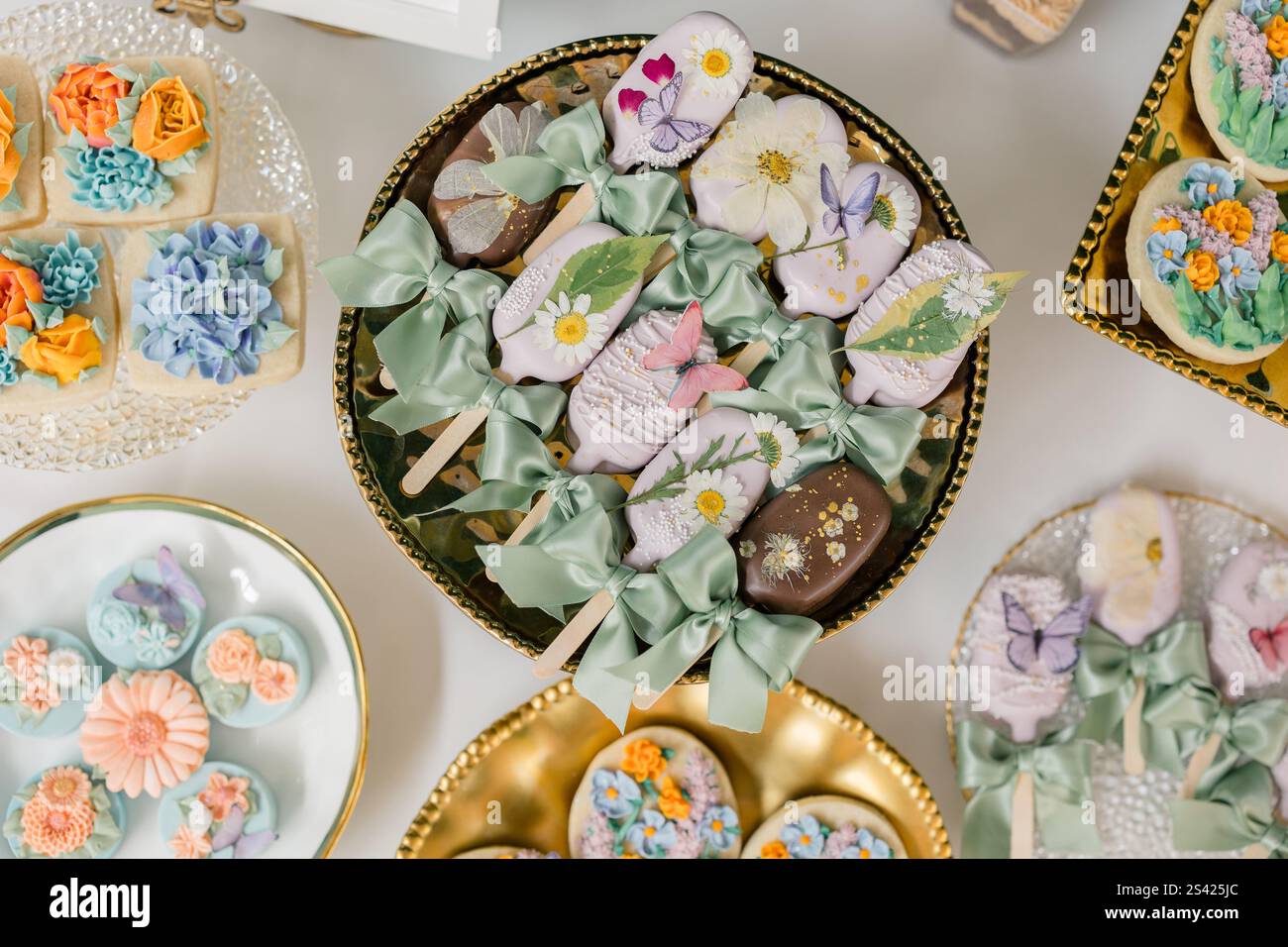 Desserts sur le thème floral avec des décorations pastel complexes. Banque D'Images