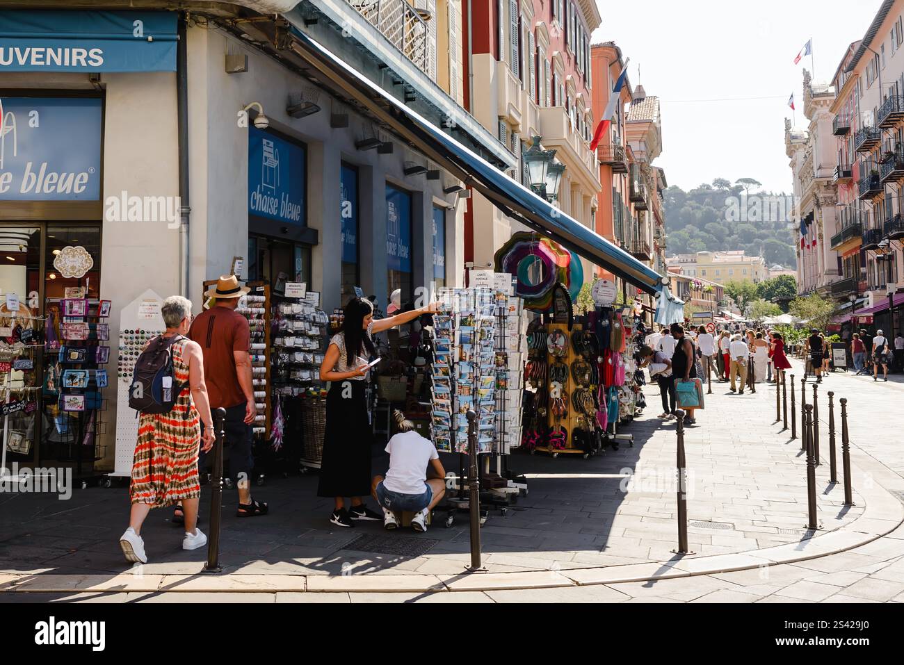 Boutiques de souvenirs animées sur une rue ensoleillée à Nice, France Banque D'Images