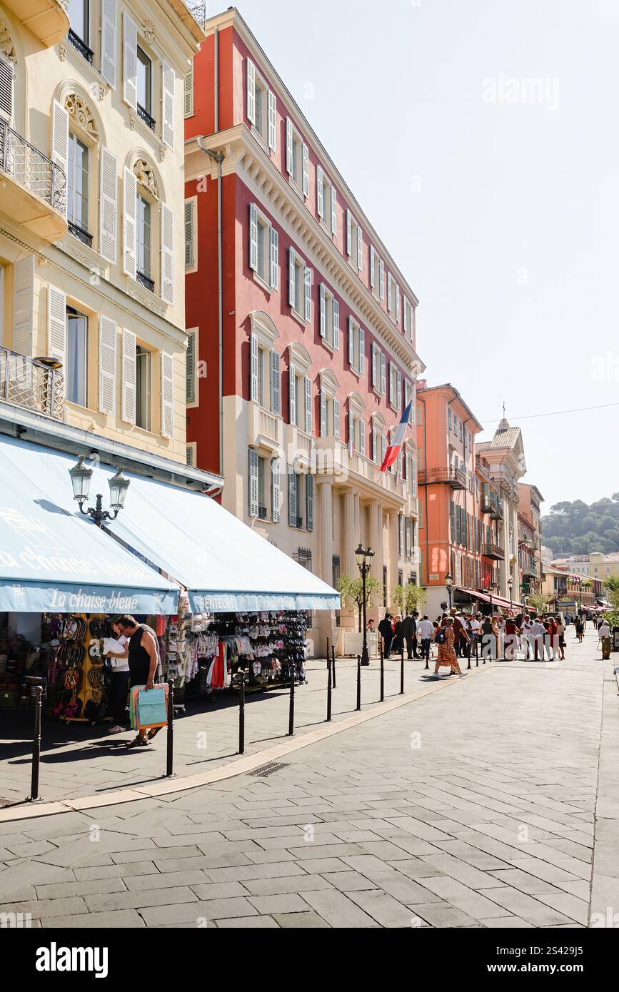 Rue piétonne ensoleillée à Nice, France Banque D'Images
