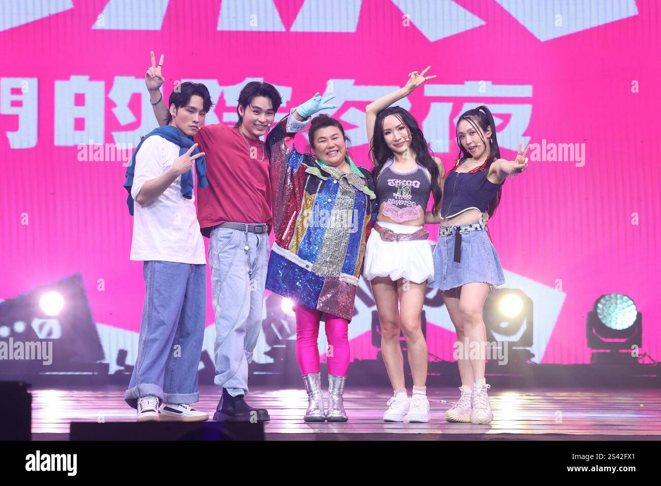 TAIPEI, CHINE - 10 NOVEMBRE 2025 - le groupe féminin de danse de rue China Dolls et les actrices taïwanaises Mei-hsiu Lin et K R. Bros participent au New y Banque D'Images