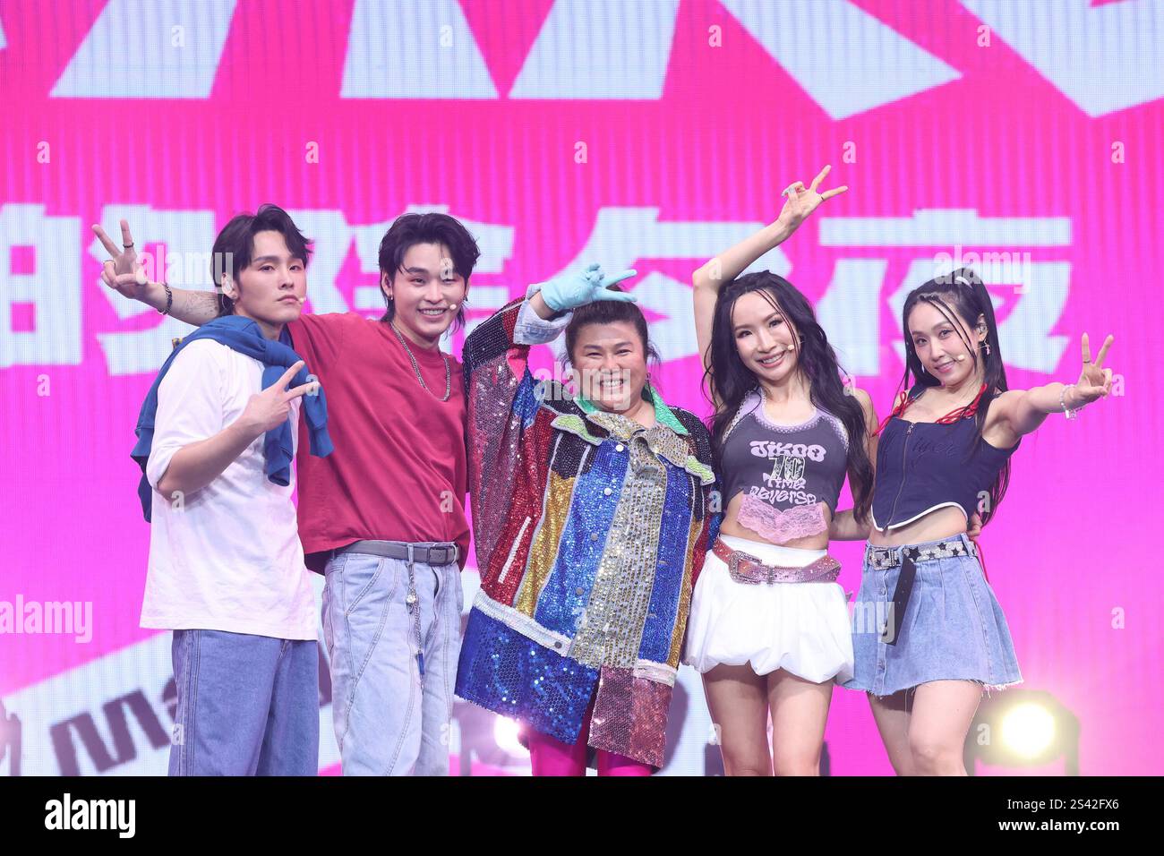 TAIPEI, CHINE - 10 NOVEMBRE 2025 - le groupe féminin de danse de rue China Dolls et les actrices taïwanaises Mei-hsiu Lin et K R. Bros participent au New y Banque D'Images