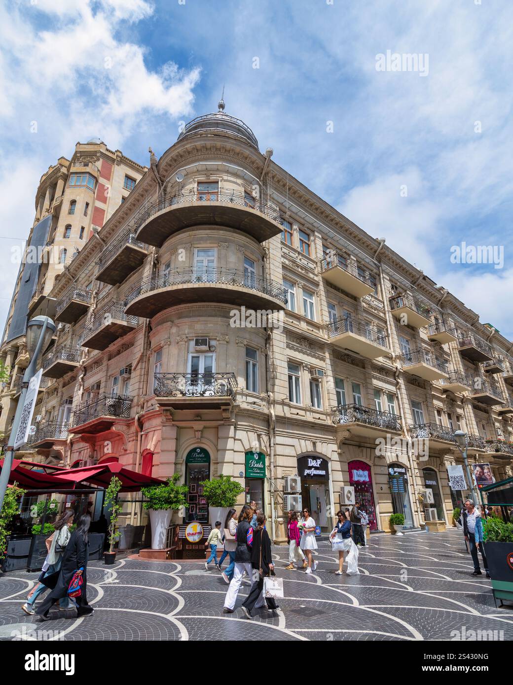 Bakou, Azerbaïdjan - 5 mai 2024 : les visiteurs se promènent le long de la rue Nizami, admirant l'architecture des bâtiments historiques. Les cafés et les boutiques invitent les clients à explorer l'atmosphère animée et la culture locale Banque D'Images