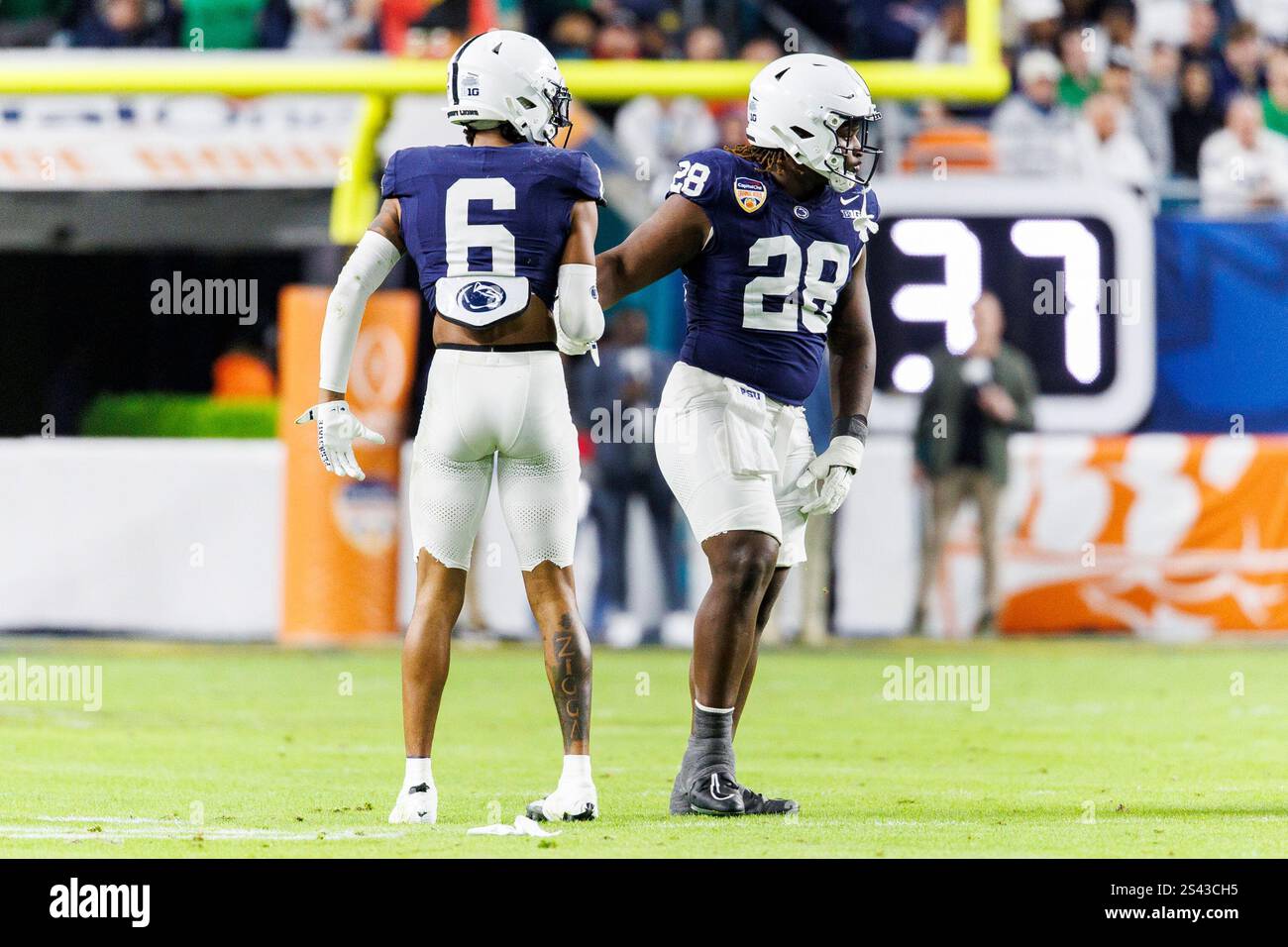 Miami Gardens, Floride, États-Unis. 09 janvier 2025. Sécurité de Penn State Zakee Wheatley (6 ans) et sécurité de Penn State Karson Kiesewetter (28 ans) lors d'un match de football NCAA entre les notre Dame Fighting Irish et les Penn State Nittany Lions au Hard Rock Stadium de Miami Gardens, en Floride. John Mersits/CSM/Alamy Live News Banque D'Images