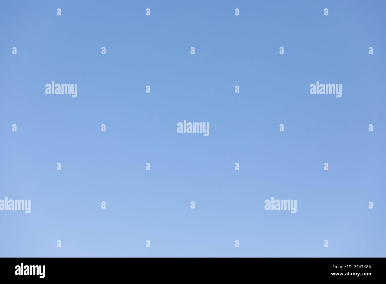 Image de remplacement Blue Sky pour des paramètres extérieurs clairs, calmes et paisibles Banque D'Images