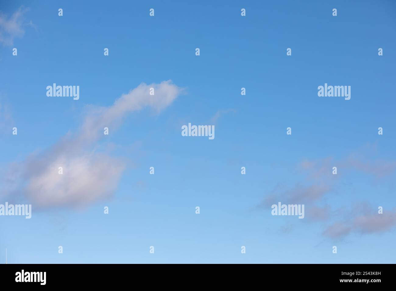 Figurine Cloud avec ciel bleu - remplacement du ciel et illustration d'art numérique Banque D'Images