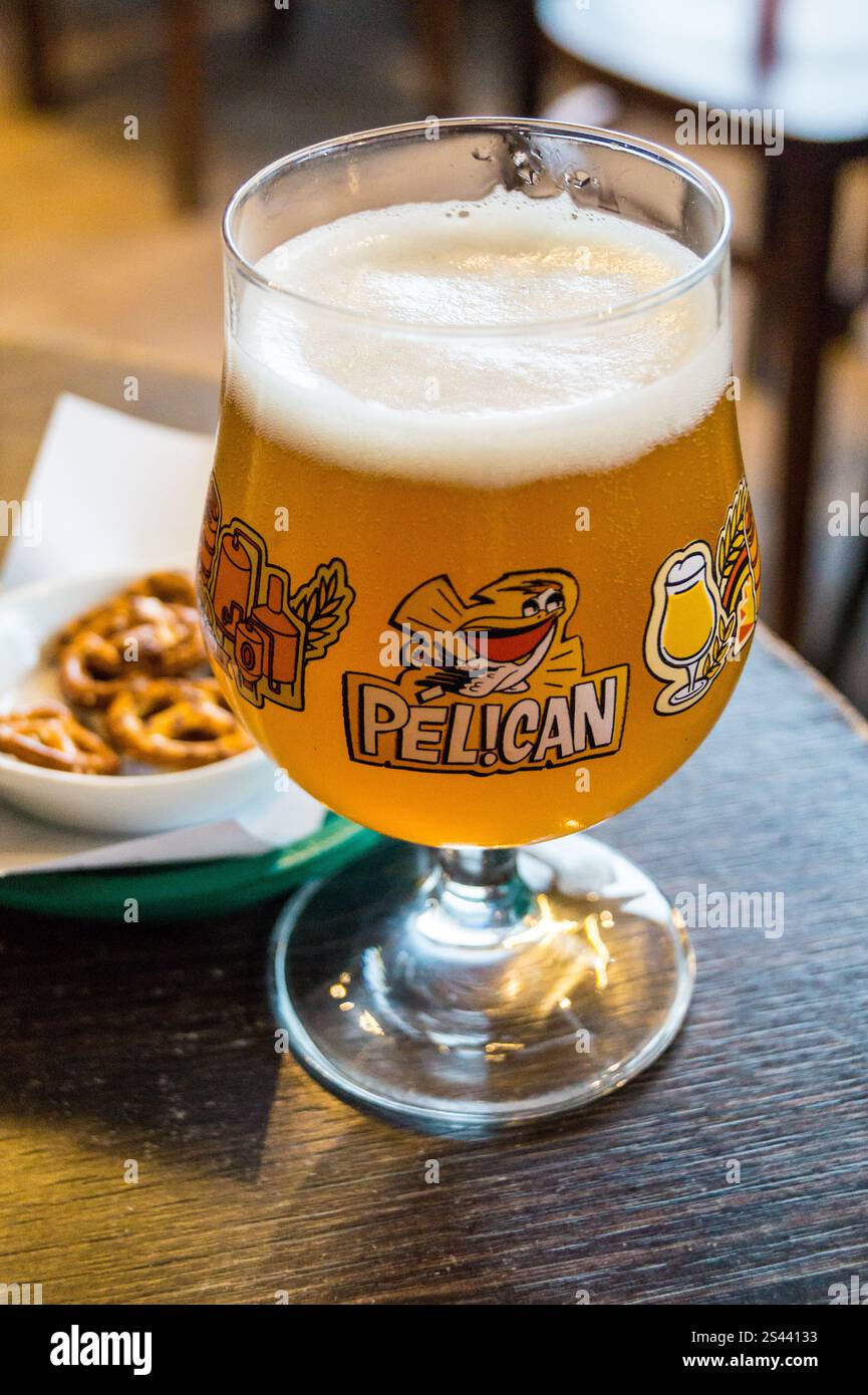 Un verre de marque type calice de bière blonde Pélican, Café de la poste, Bergues, Nord, hauts de France Banque D'Images