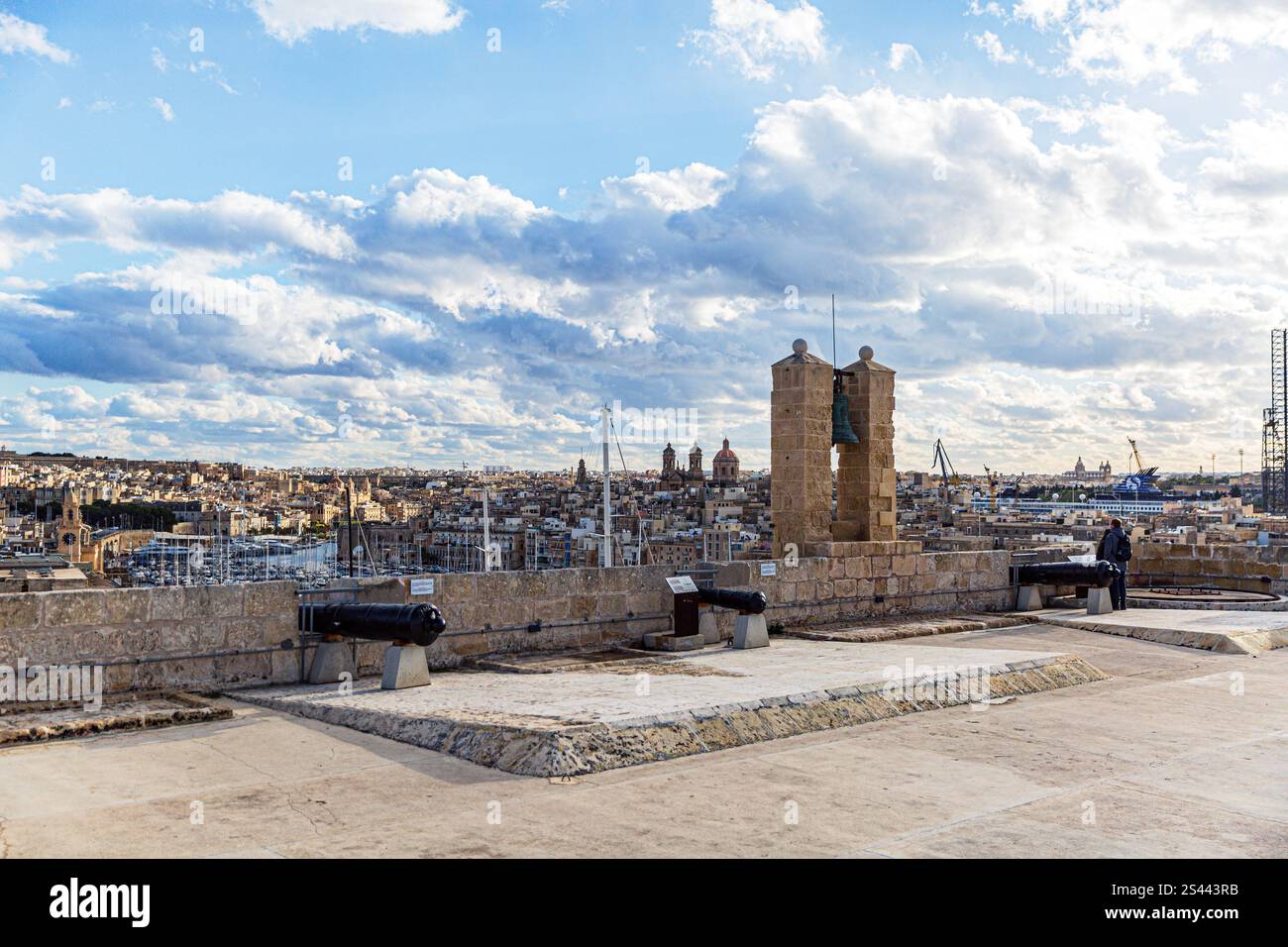 Vue panoramique depuis Fort Angelo avec canons Banque D'Images