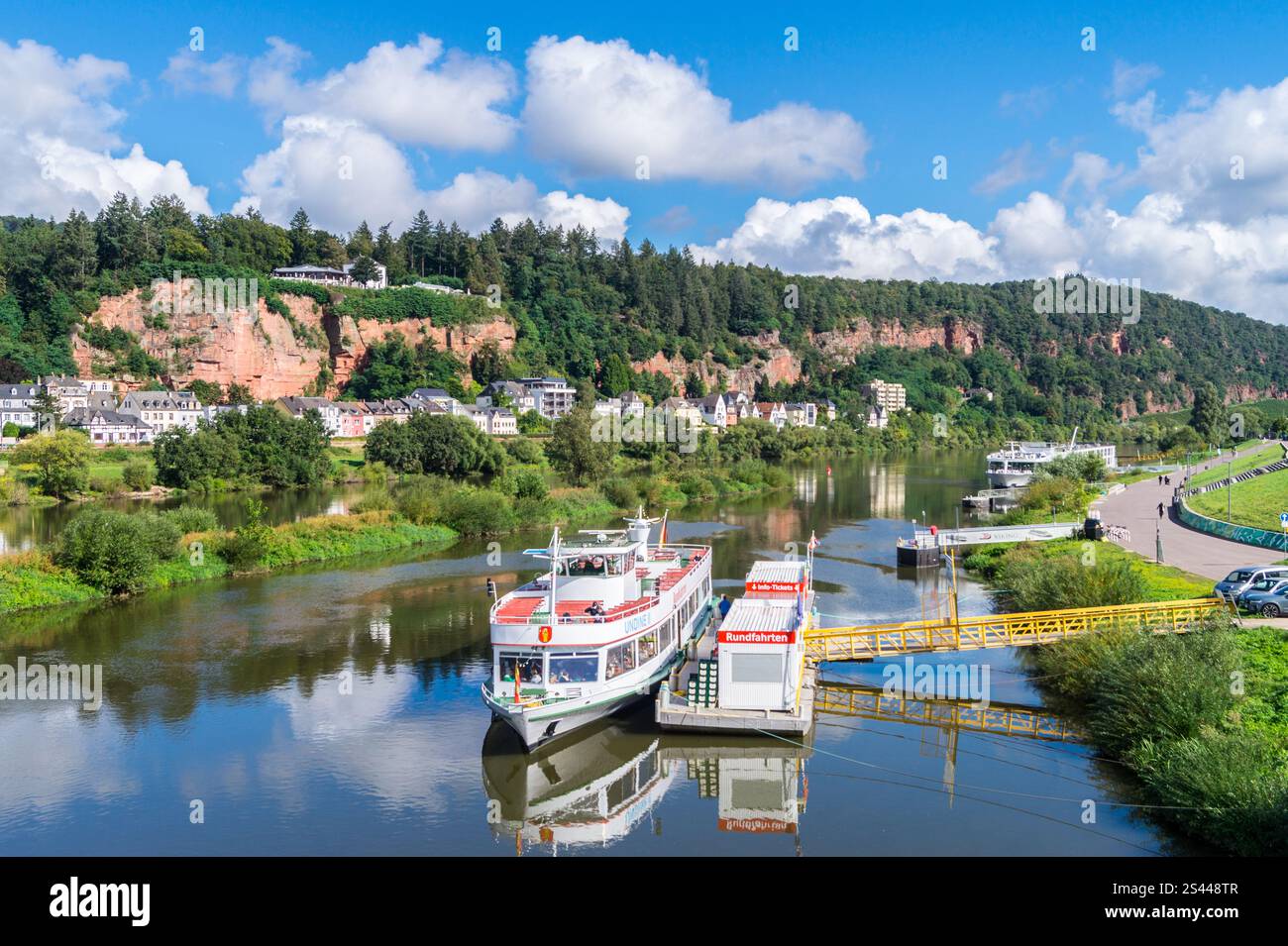 'Undine ll', bateau d'excursion d'une journée des frères Kolb à son amarrage, Zurlaubener Ufer, Trèves, Rhénanie-Palatinat, Allemagne Banque D'Images
