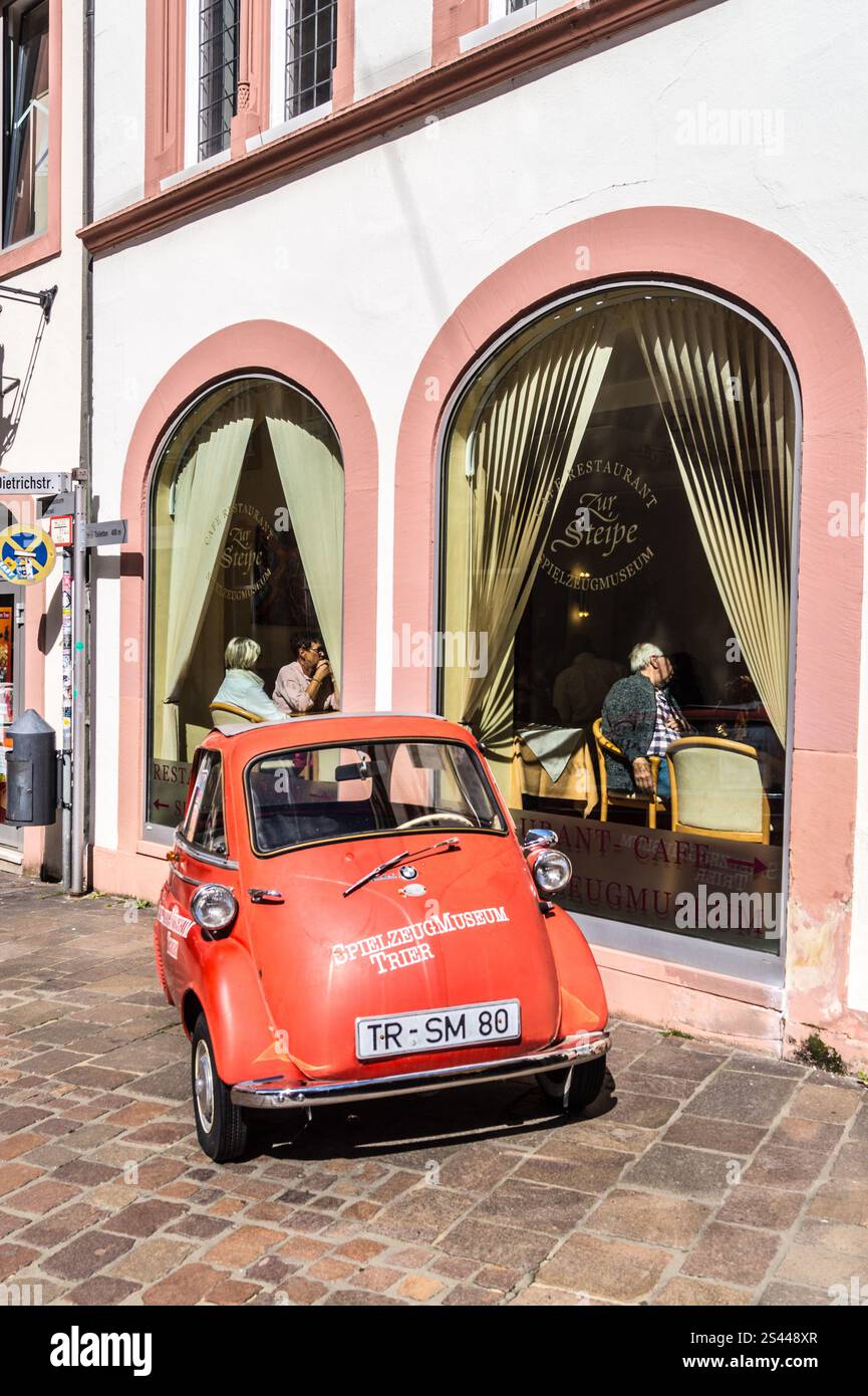 Une voiture rouge BMW Isetta à bulles à trois roues faisant la publicité du Spielzeugmuseum, Toy Museum, Hauptmarkt, Trèves, Rhénanie-Palatinat, Allemagne Banque D'Images