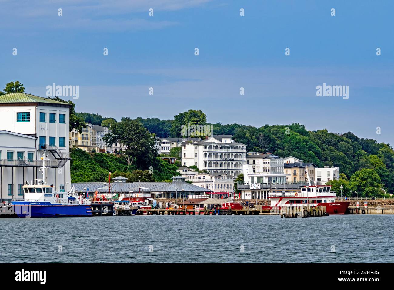 Sassnitz, Mecklembourg-Poméranie occidentale, Allemagne - 30 juin 2022 : vue sur le port de la ville et les vieilles maisons traditionnelles de Sassnitz sur l'île de Ruegen Banque D'Images