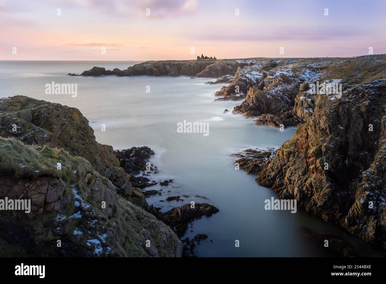 Située dans l'Aberdeenshire, en Écosse, Dunbuy Island, avec son arche naturelle unique, se trouve sur un promontoire juste au-delà de Cruden Bay au bord de la mer du Nord. Banque D'Images