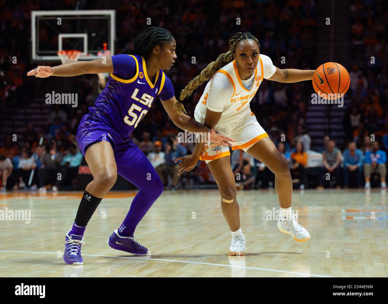 9 janvier 2025 : Samara Spencer (7) des Lady vols du Tennessee se dirige vers le panier contre Shayeann Day-Wilson (50) des Tigers de la LSU lors du match de basket-ball NCAA entre les Lady Volunteers de l'Université du Tennessee et les Tigers de la LSU à Thompson Boling Arena à Knoxville TN Tim Gangloff/CSM Banque D'Images