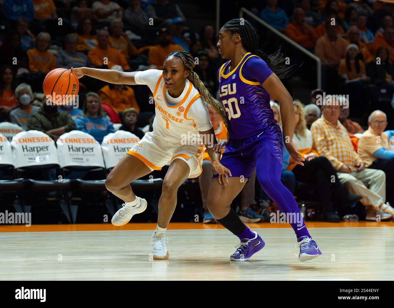 9 janvier 2025 : Samara Spencer (7) des Lady vols du Tennessee se dirige vers le panier contre Shayeann Day-Wilson (50) des LSU Tigers lors du match de basket-ball de la NCAA entre les Lady Volunteers de l'Université du Tennessee et les LSU Tigers à Thompson Boling Arena à Knoxville TN Tim Gangloff/CSM (crédit image : © Tim Gangloff/Cal Sport Media) Banque D'Images