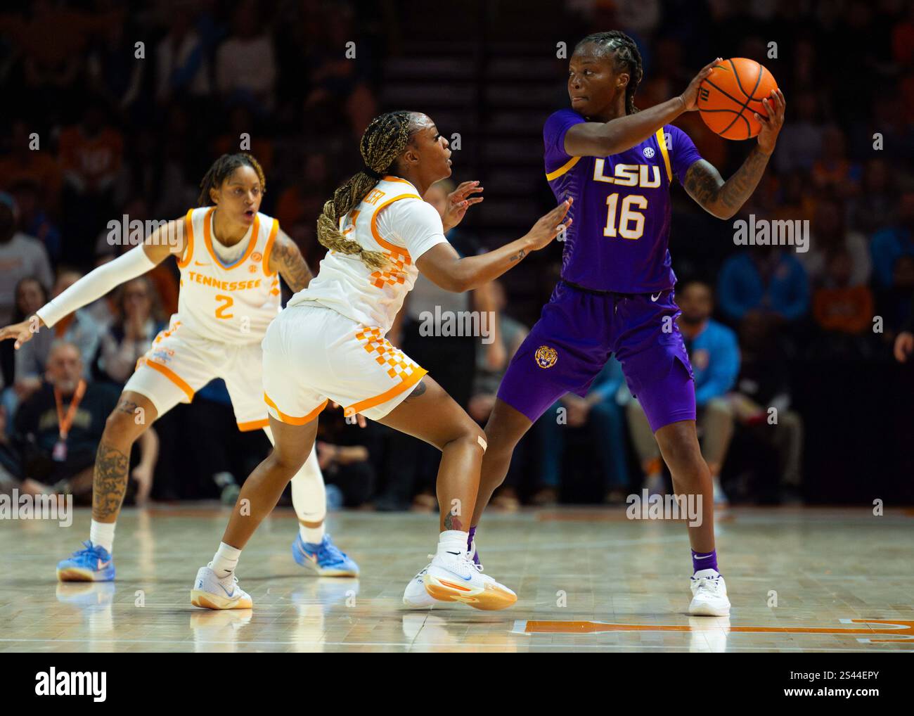 9 janvier 2025 : Kailyn Gilbert (16 ans) des LSU Tigers cherche à passer le ballon sous la garde de Samara Spencer (7 ans) des Tennessee Lady vols pendant le match de basket-ball de la NCAA entre les bénévoles de l'Université du Tennessee Lady et les LSU Tigers à Thompson Boling Arena à Knoxville TN Tim Gangloff/CSM (crédit image : © Tim Gangloff/Cal Sport Media) Banque D'Images