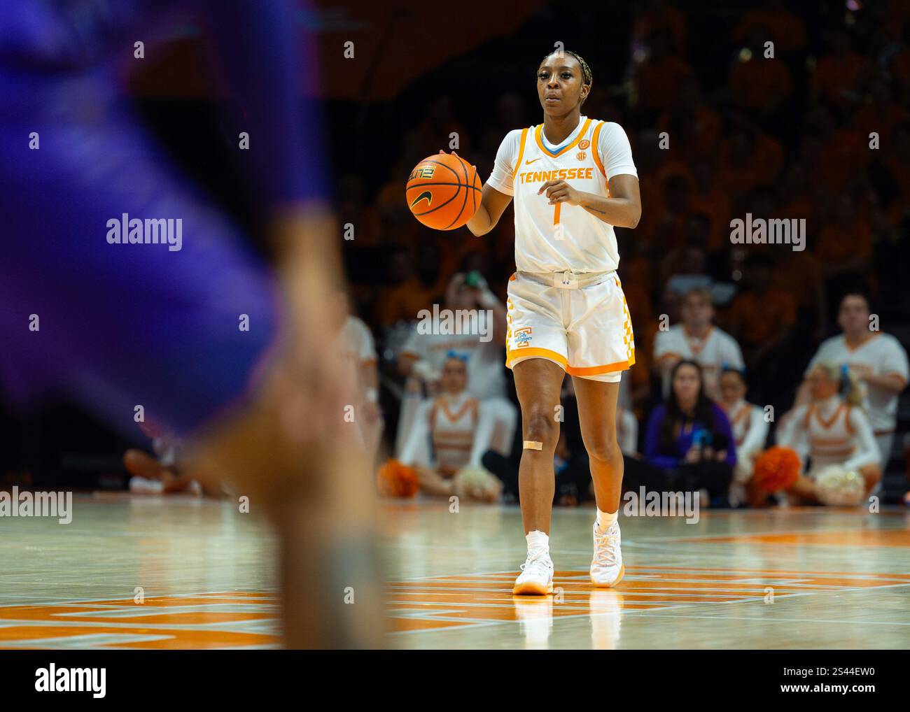 9 janvier 2025 : Samara Spencer (7) des Tennessee Lady vols amène la balle sur le terrain pendant le match de basket-ball de la NCAA entre les bénévoles Lady de l'Université du Tennessee et les Tigres de la LSU à Thompson Boling Arena à Knoxville TN Tim Gangloff/CSM (crédit image : © Tim Gangloff/Cal Sport Media) Banque D'Images