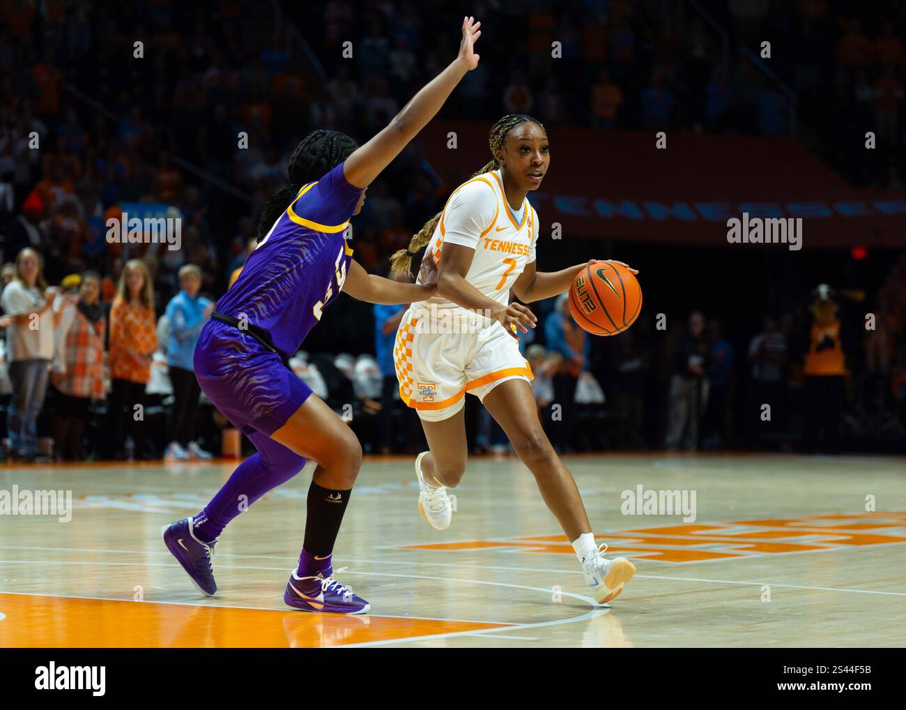 9 janvier 2025 : Samara Spencer (7 ans) des Lady vols du Tennessee amène la balle sur le terrain pendant le match de basket-ball de la NCAA entre les bénévoles Lady de l'Université du Tennessee et les Tigers de la LSU à Thompson Boling Arena à Knoxville TN Tim Gangloff/CSM Banque D'Images
