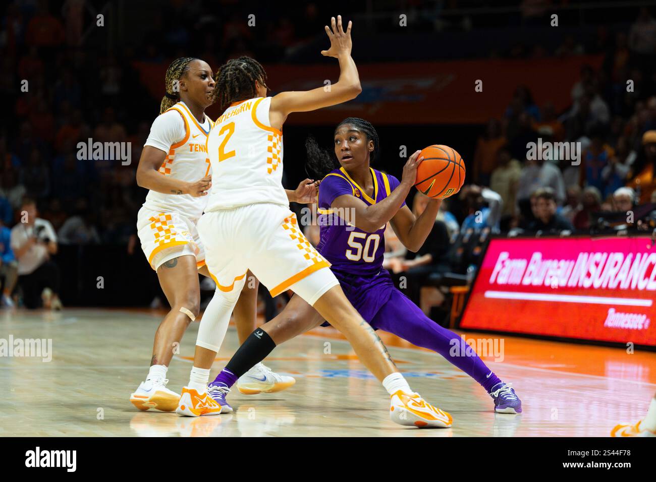 9 janvier 2025 : Ruby Whitehorn (2) et Samara Spencer (7) de la garde Shayeann Day-Wilson (50) des LSU Tigers lors du match de basket-ball NCAA entre les Lady Volunteers de l'Université du Tennessee et les LSU Tigers à Thompson Boling Arena à Knoxville TN Tim Gangloff/CSM Banque D'Images