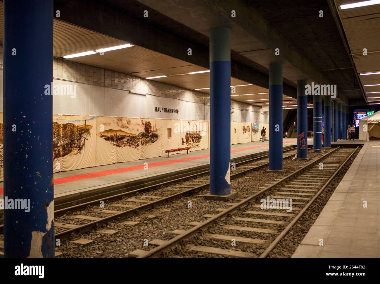 Kulturbahnhof, (station culturelle), zone d'exposition à l'ancienne station de tunnel souterrain du tramway Kassel, exposition documenta 14, 2017, Kassel, Banque D'Images