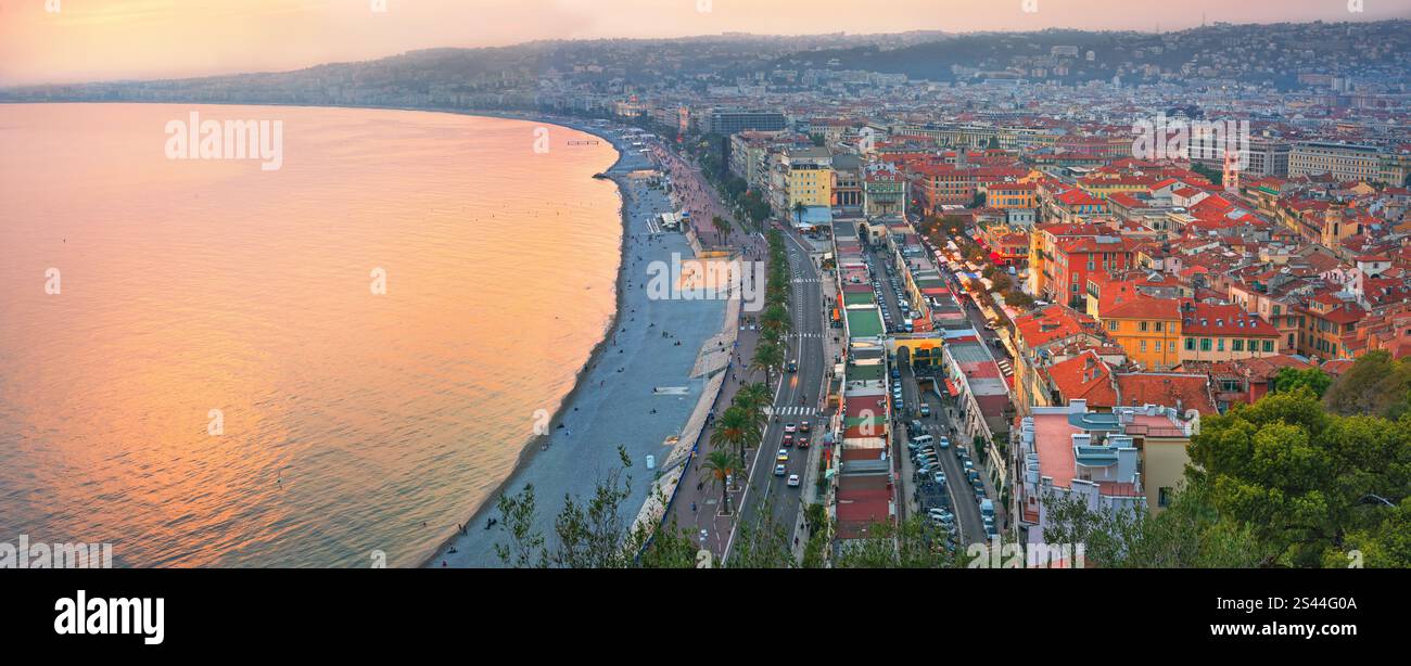 Vue panoramique de nuit sur le littoral à Nice avec Promenade des Anglais au coucher du soleil. Côte d’Azur, France Banque D'Images