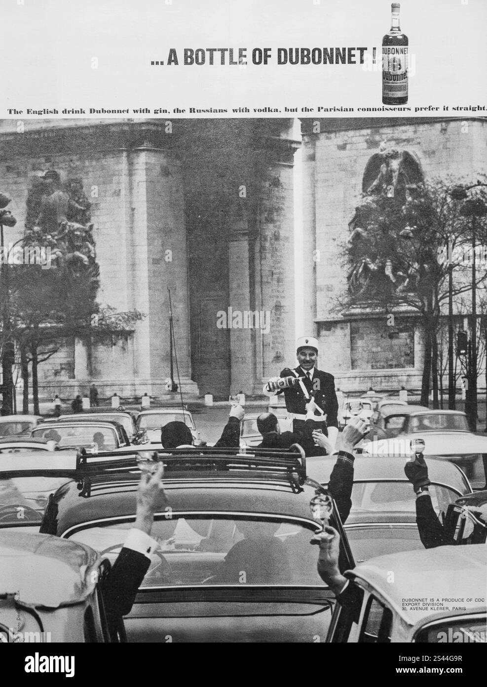 Une publicité vintage de 1965 pour Dubonnet montrant une scène de circulation à Paris avec un policier dirigeant la circulation alors qu'il distribuait des verres de Dubonnet aux conducteurs de voiture. Banque D'Images