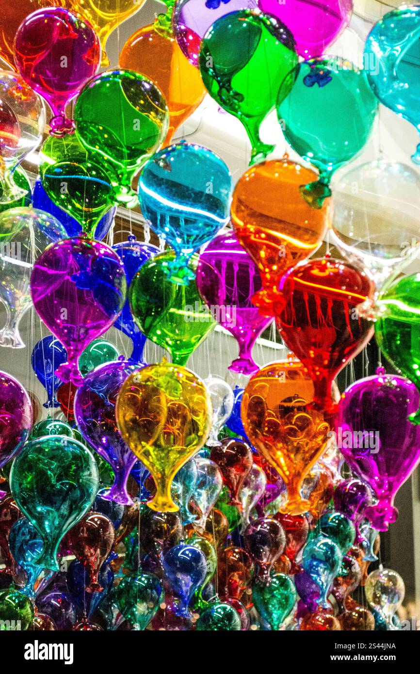 Multitude de ballons de verre colorés à Venise, Italie Banque D'Images