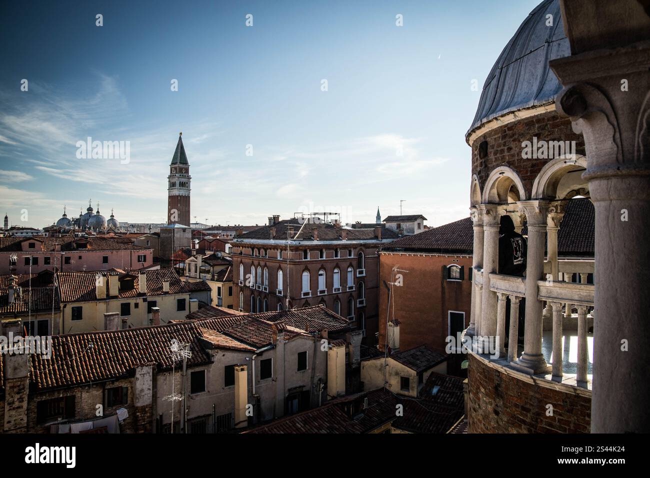 Panorama de Venise avec vue sur le Campanile de St Marc depuis le Palazzo Contarini del Bovolo Banque D'Images