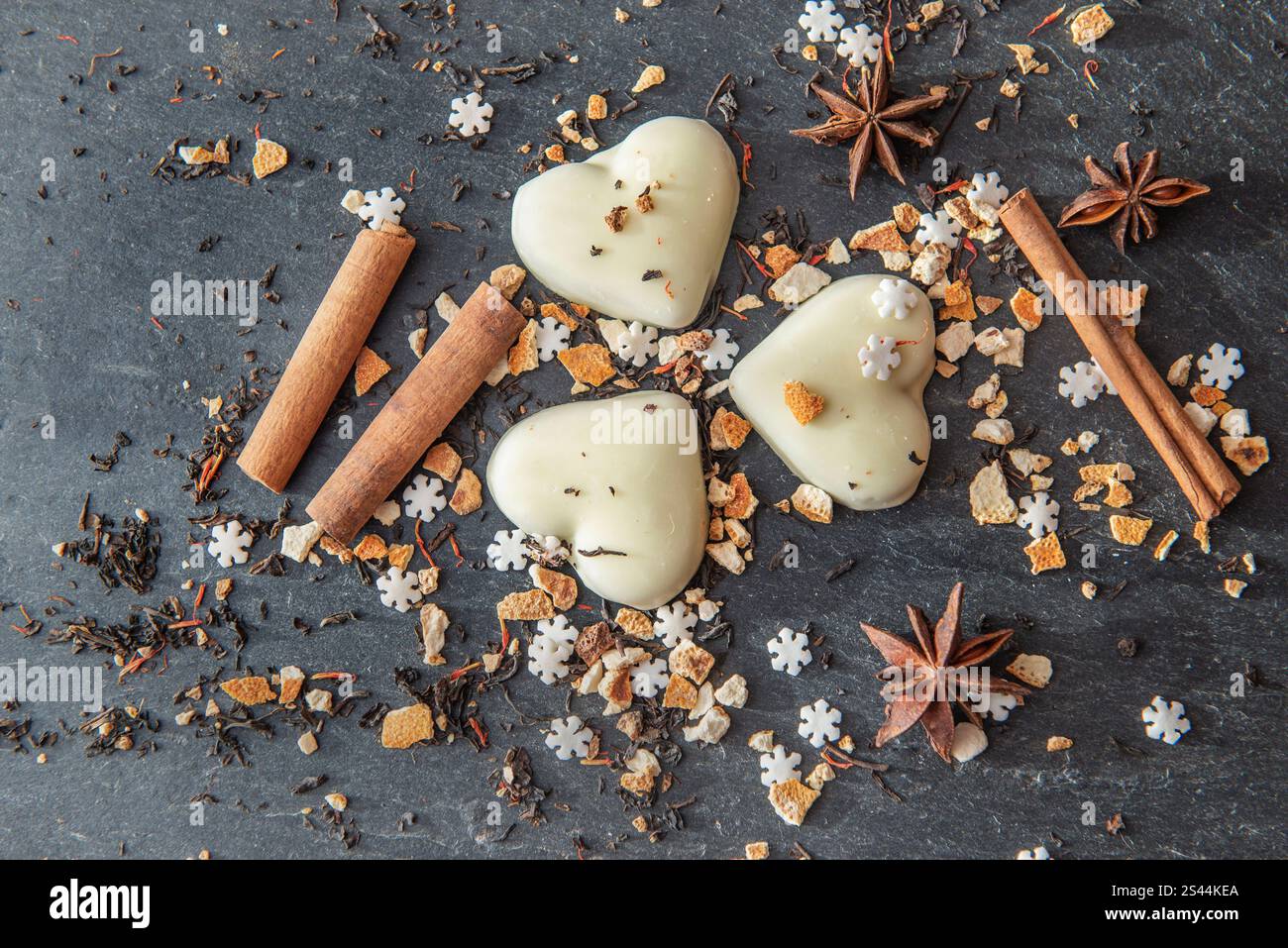 vue de dessus sur des biscuits en forme de coeur et des épices disposés sur un fond d'ardoise grise Banque D'Images