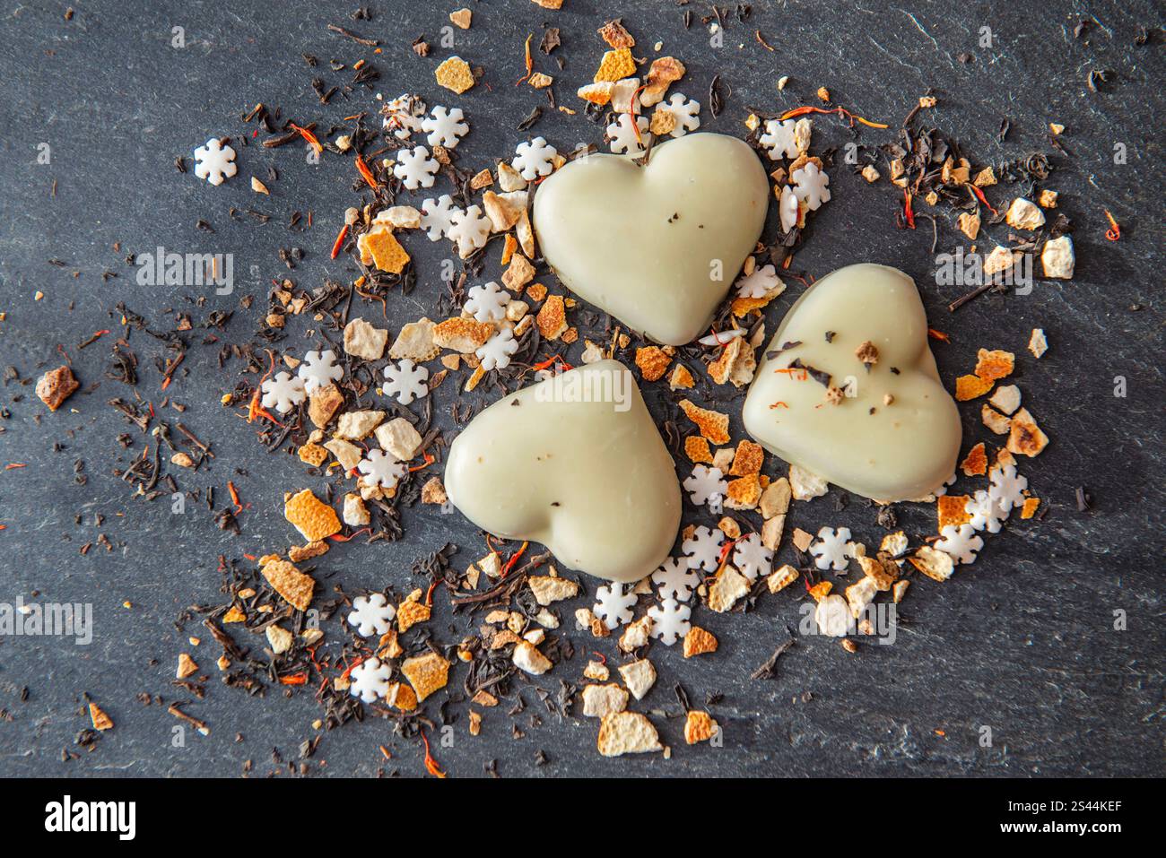 biscuits en forme de coeur et épices disposés sur un fond d'ardoise grise Banque D'Images