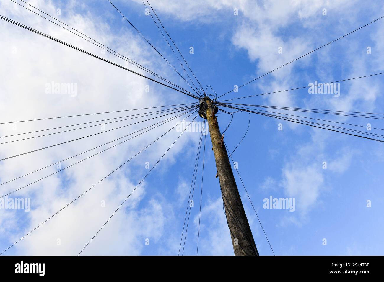 En regardant vers BT Open Reach Telegraph Pole et les câbles téléphoniques avec le ciel derrière à Brighton UK Banque D'Images