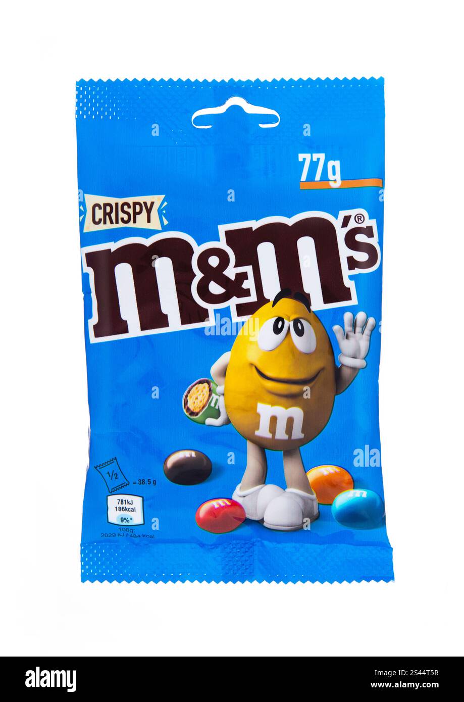 LONDRES, Royaume-Uni - 30 DÉCEMBRE 2024 : paquet de bonbons au chocolat au lait croustillants M&M'S isolés sur blanc. Banque D'Images