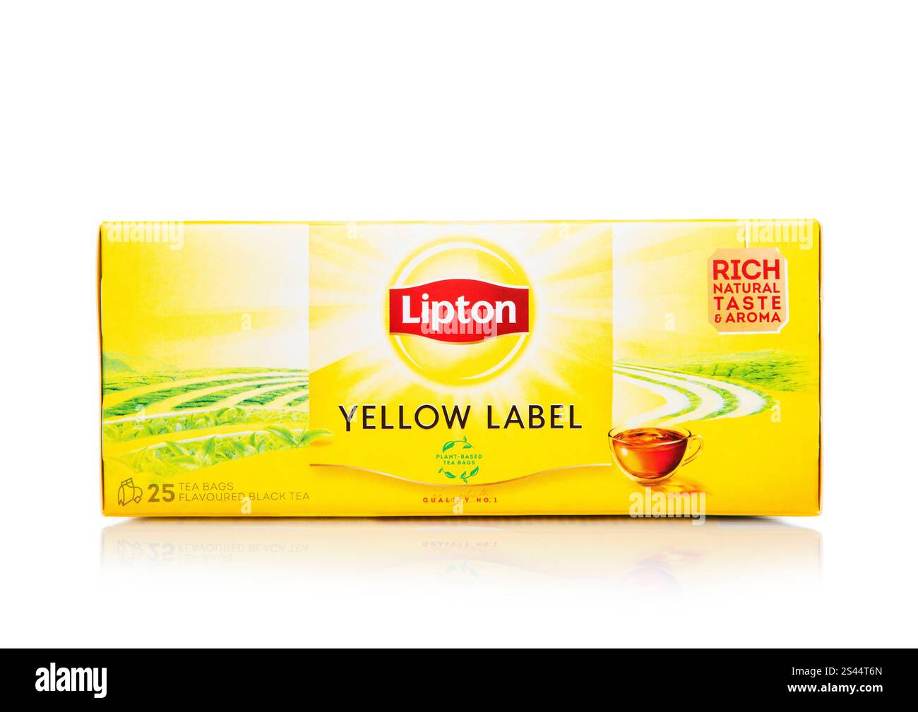LONDRES, Royaume-Uni - 18 DÉCEMBRE 2024 : paquet de sachets de thé noir Lipton label jaune sur blanc. Banque D'Images