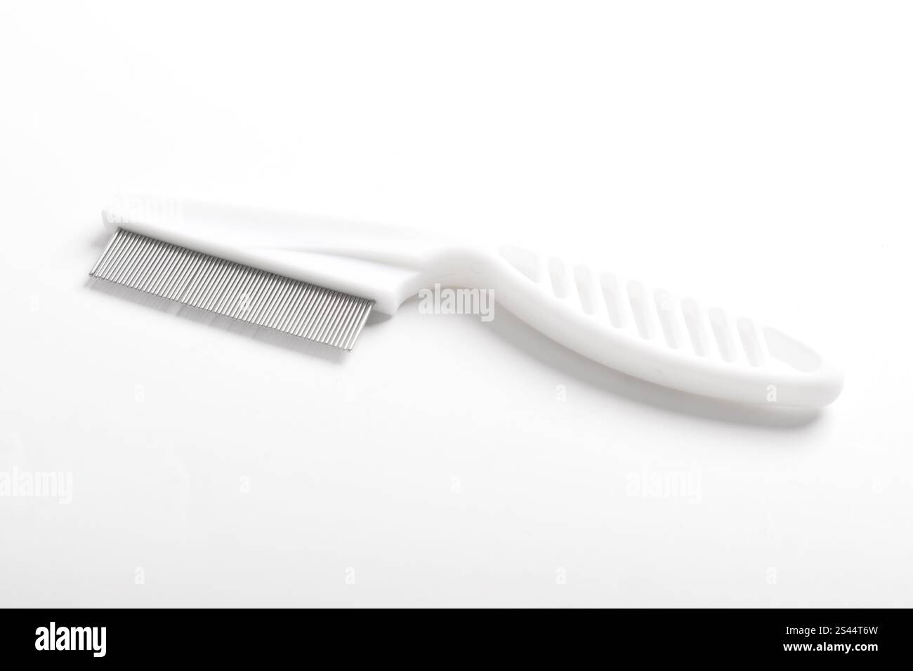 Peigne anti puce pour chien ou chat isolé sur fond blanc Banque D'Images