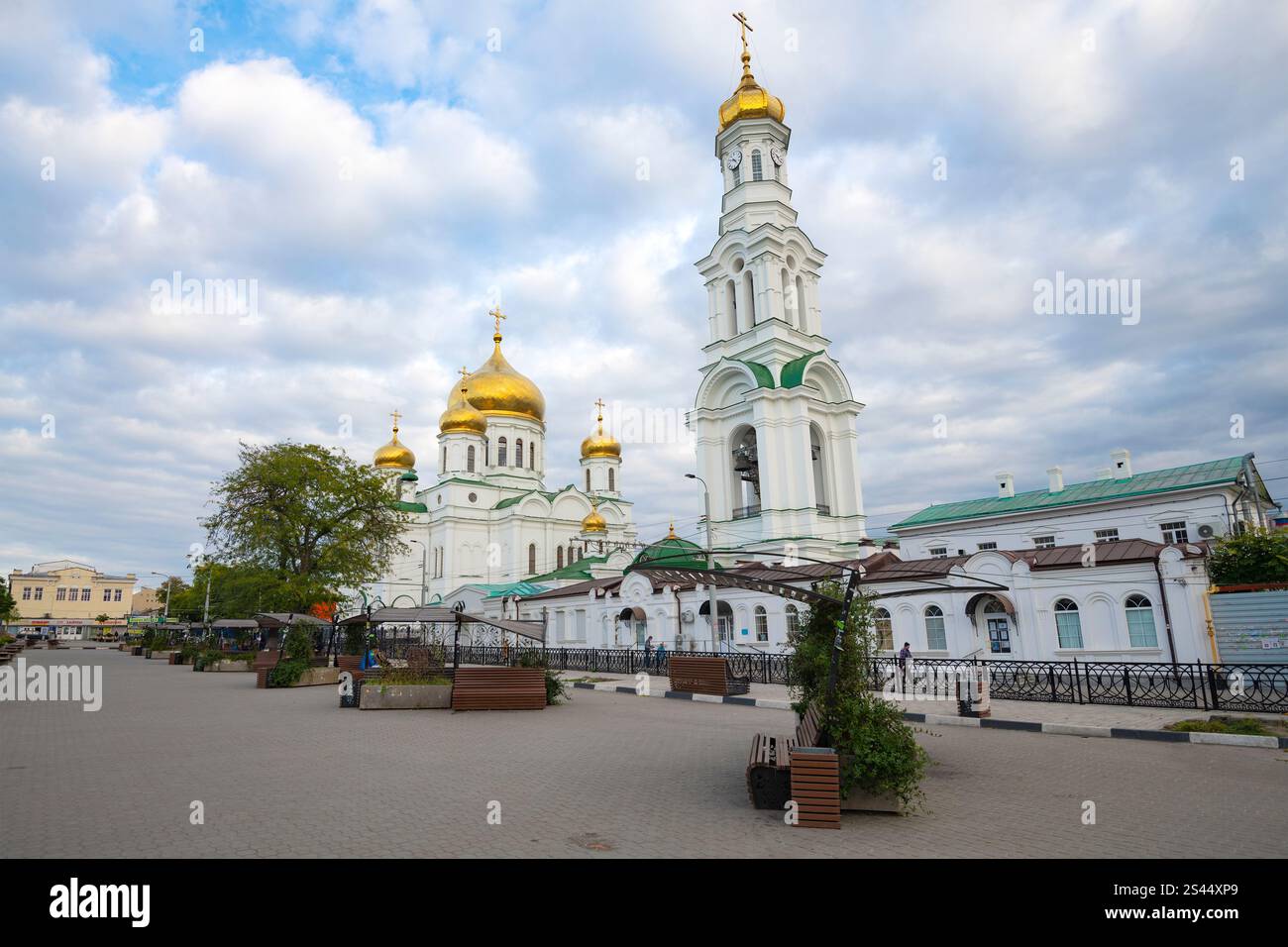 ROSTOV-SUR-LE-DON, RUSSIE - 03 OCTOBRE 2021 : Cathédrale de la Nativité de la Bienheureuse Vierge Marie dans le paysage urbain un jour d'octobre Banque D'Images