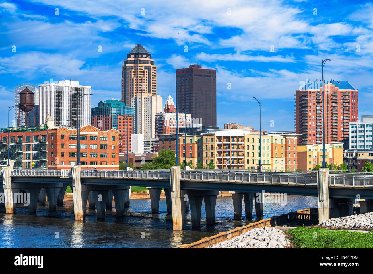 Des Moines, Iowa, États-Unis ville ville skyline sur la rivière. Banque D'Images