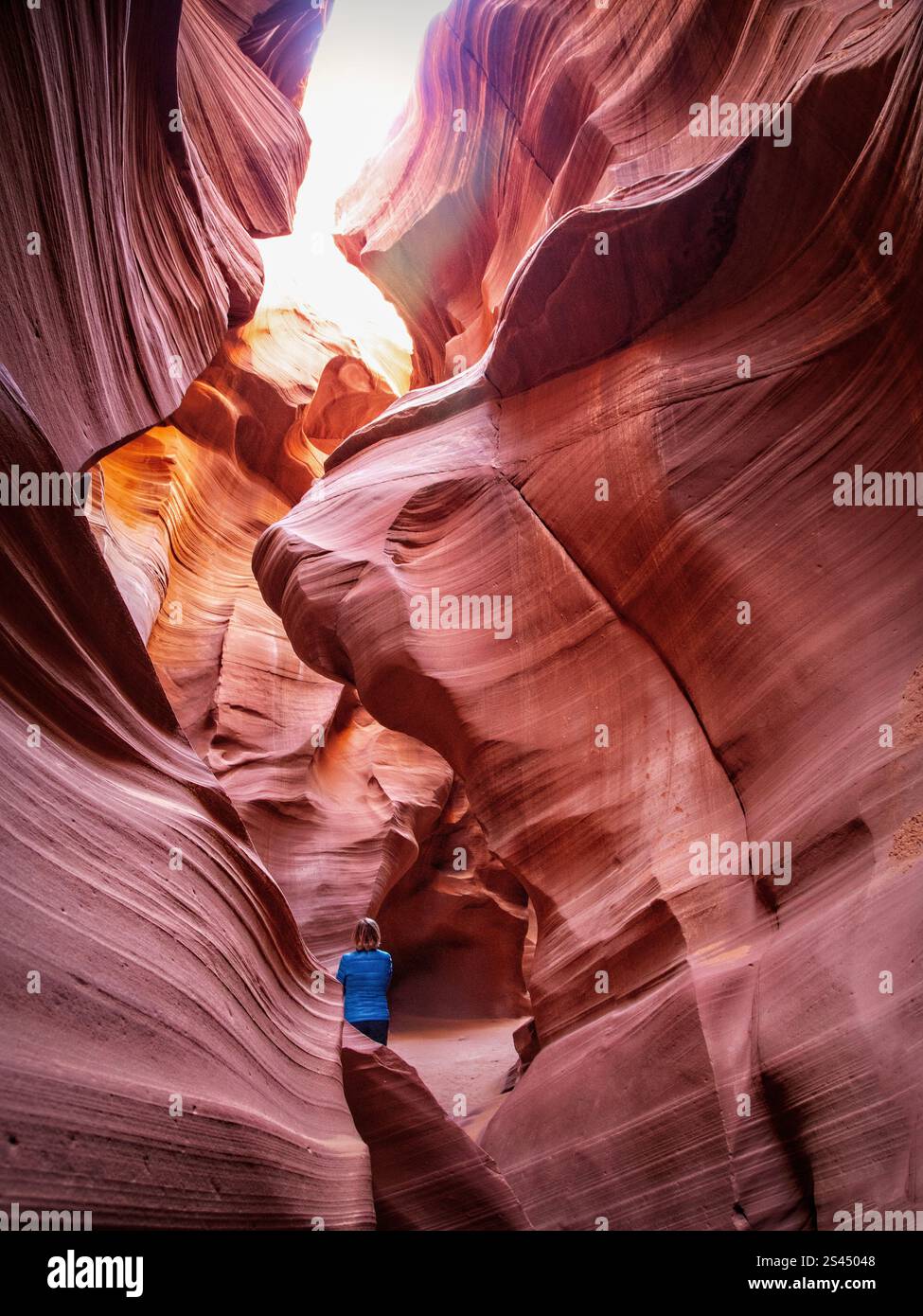 Une aventurière solitaire se dresse en admiration, immergée dans la beauté époustouflante du Lower Antelope Canyon près de page, Arizona. Banque D'Images