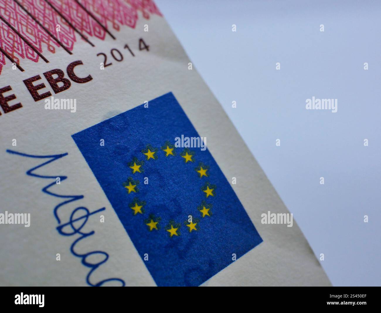 Gros plan sur les macro-détails du billet en euros à focalisation sélective. Billet de papier-monnaie en espèces. Le concept de monnaie de l'Union européenne, d'inflation, d'épargne et d'Europea Banque D'Images