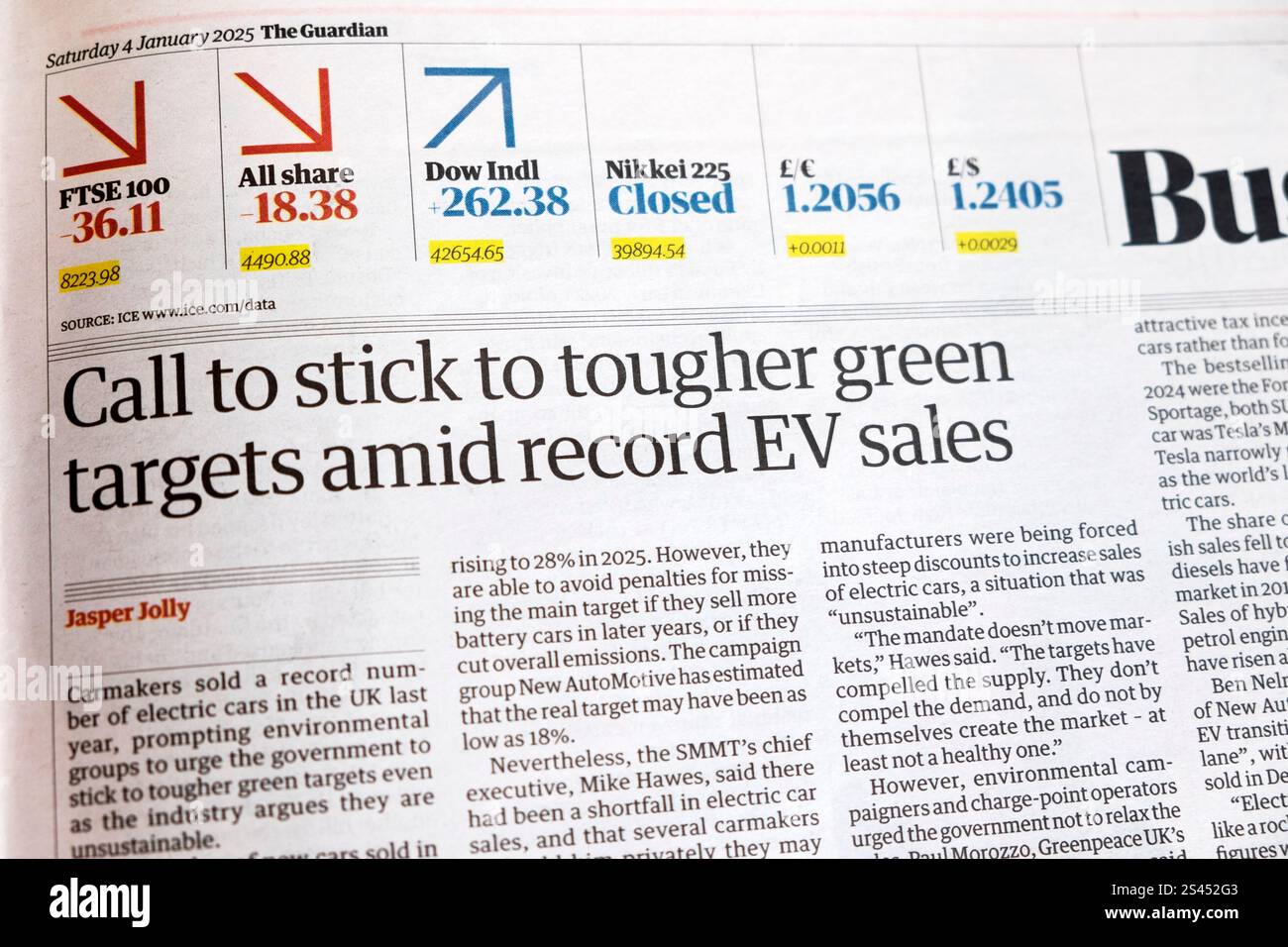 « Appel à s'en tenir à des objectifs verts plus stricts au milieu de ventes record de véhicules électriques » le journal Guardian titre article sur l'industrie de la voiture électrique 4 janvier 2025 Londres Royaume-Uni Banque D'Images