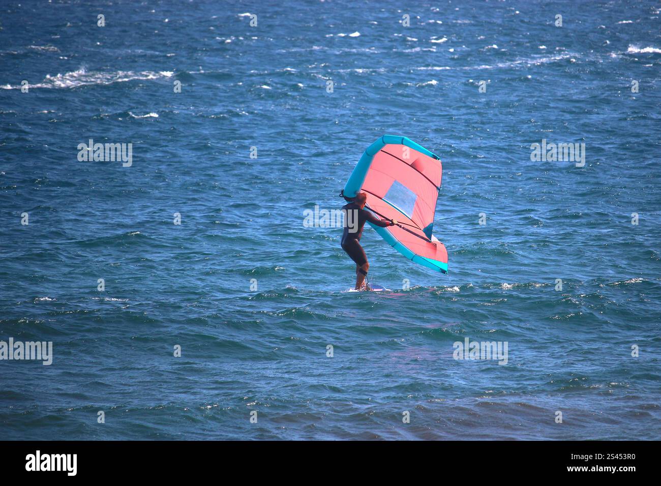 Surfeur avec aile et planche à voile sur l'océan Atlantique (îles Canaries, Espagne) Banque D'Images