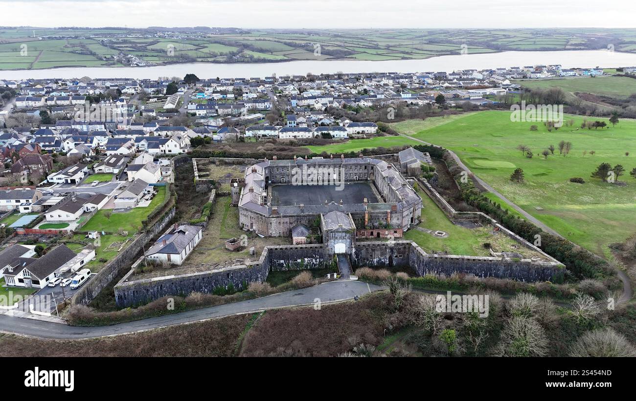 10/01/2025 Vue aérienne de la Defensible Barracks, une fortification victorienne surplombant Pembroke Dock, Pembrokeshire, Pays de Galles, Royaume-Uni. Banque D'Images