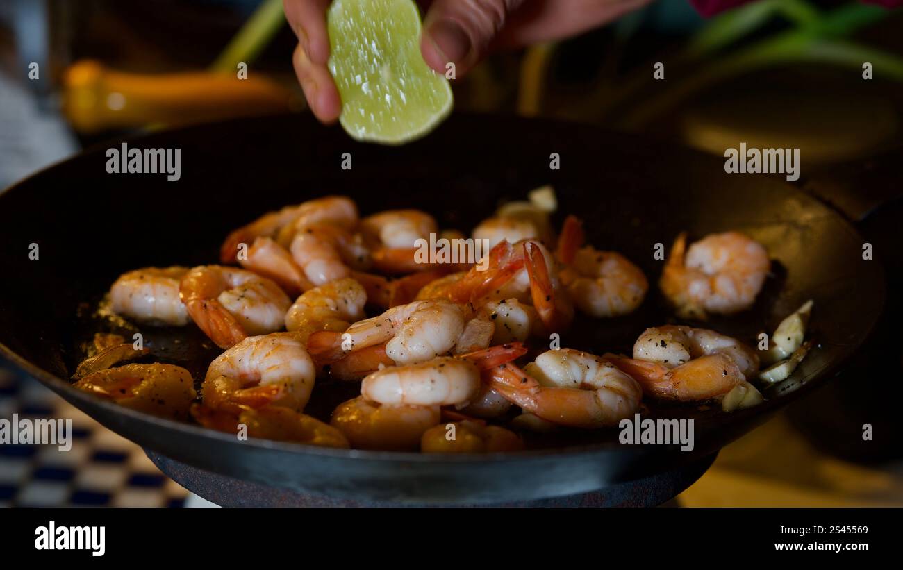 Crevettes dans une poêle. Banque D'Images