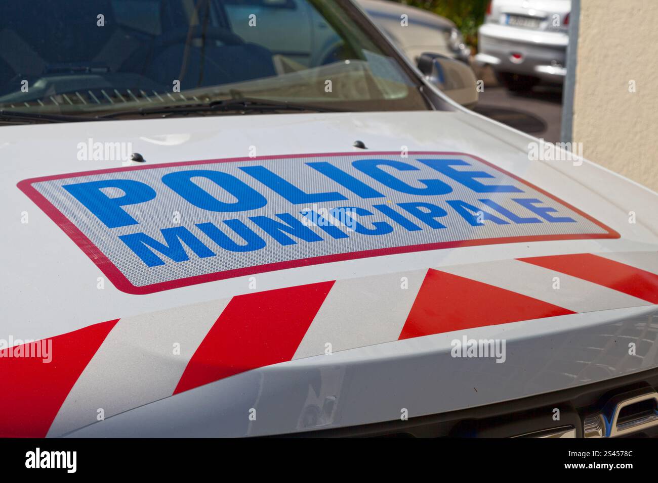 Voiture de police française avec écrit en français sur son capot 'police municipale'. Banque D'Images