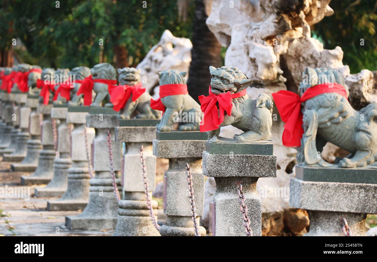 Rune of Chinese Guardian Lion Sculptures dans diverses postures à un temple bouddhiste chinois Banque D'Images