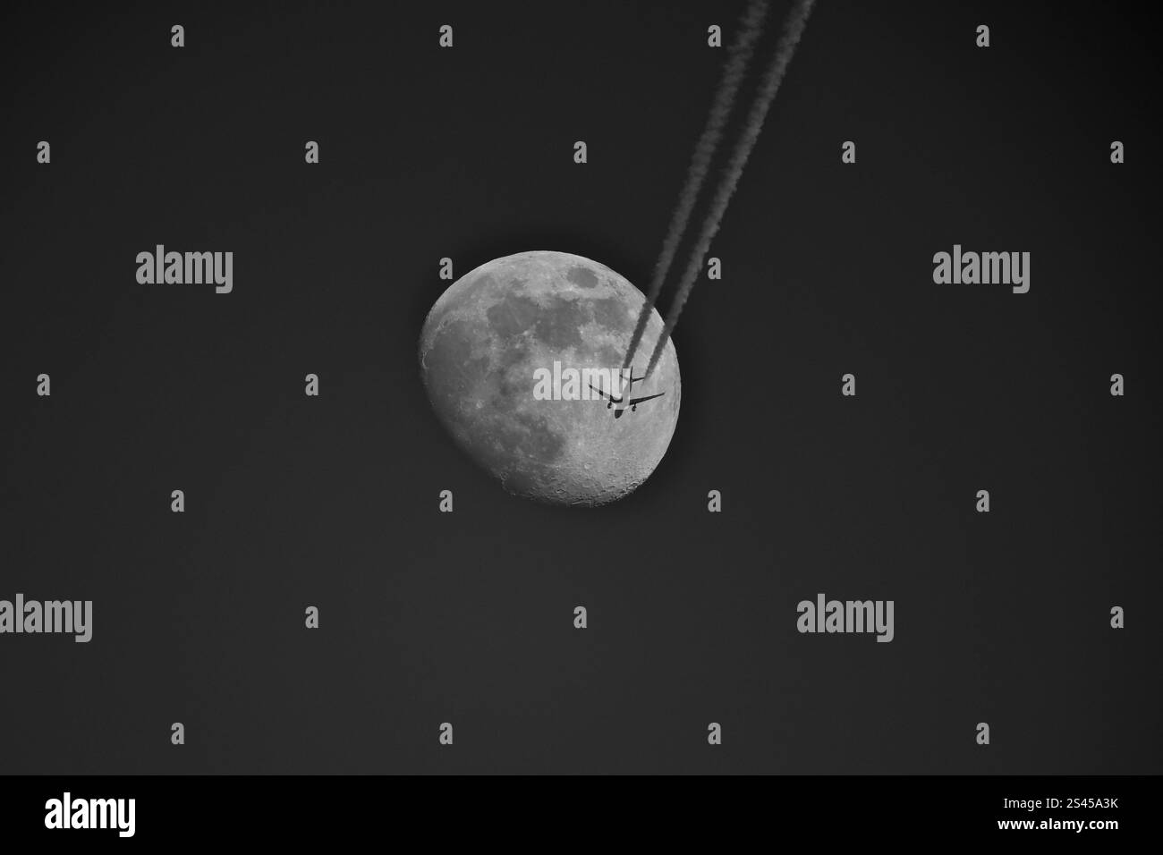 image d'un avion survolant la lune dans le ciel. Lune et avion dans le ciel avec Contrail Banque D'Images