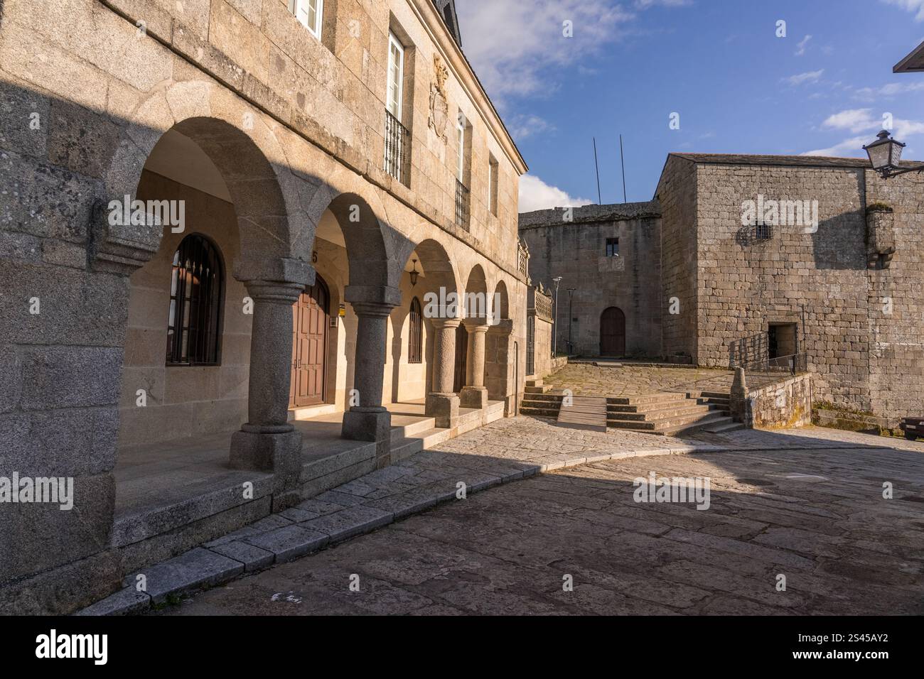 Place de la tour dans le beau village médiéval de Castro Caldelas au coucher du soleil, Ourense, Galice, Espagne Banque D'Images