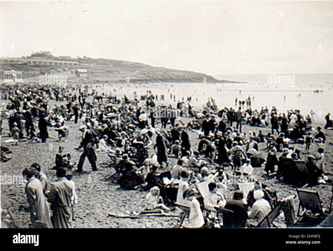 Foules de voyageurs d'une journée des vallées galloises sur la plage de Whitmore Bay, Barry Island, dans les années 1920 Banque D'Images
