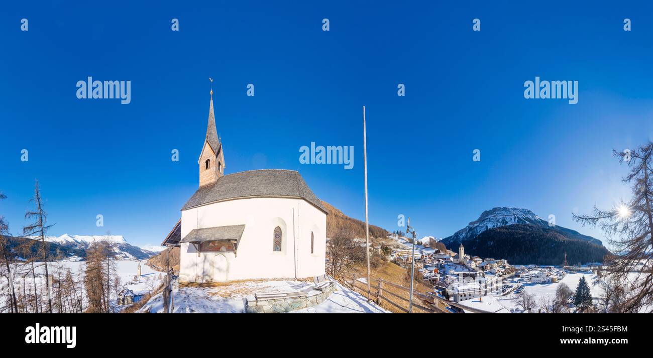 Chapelle Annakapelle, lac gelé Reschensee avec clocher submergé de l'église Alt-Graun, Graun village Graun im Vinschgau Vinschgau Trentino-South Ty Banque D'Images