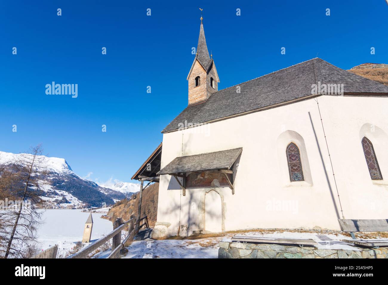 Graun im Vinschgau : Chapelle Annakapelle, lac gelé Reschensee avec clocher submergé de l'église Alt-Graun à Vinschgau, Trentino-Tyrol du Sud, Italie Banque D'Images