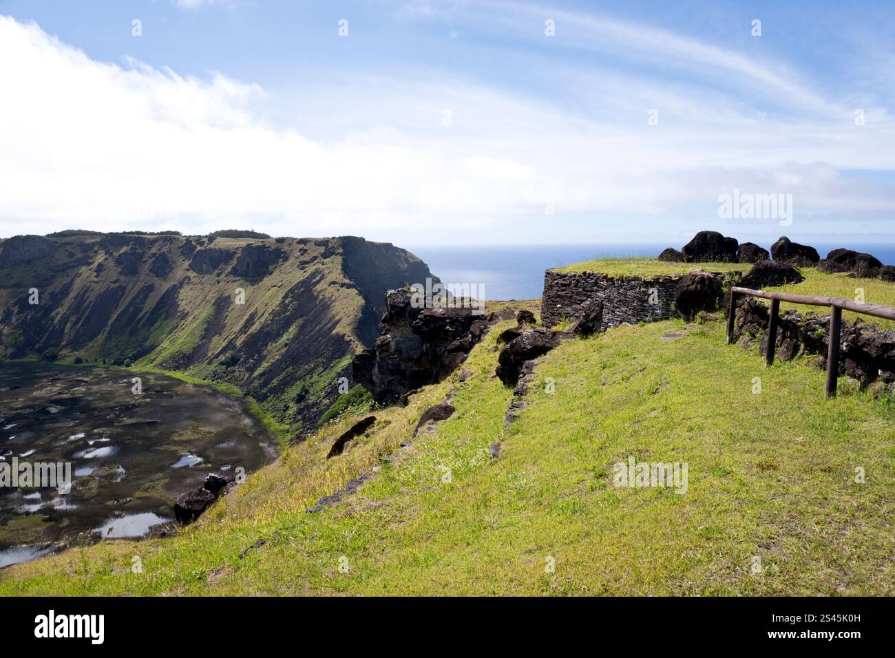 Orongo, un groupe de bâtiments bas, recouverts de gazon, sans fenêtre, ronds, était un ancien centre cérémoniel sur le bord du volcan Rano Kau, sur l'île de Pâques. Banque D'Images