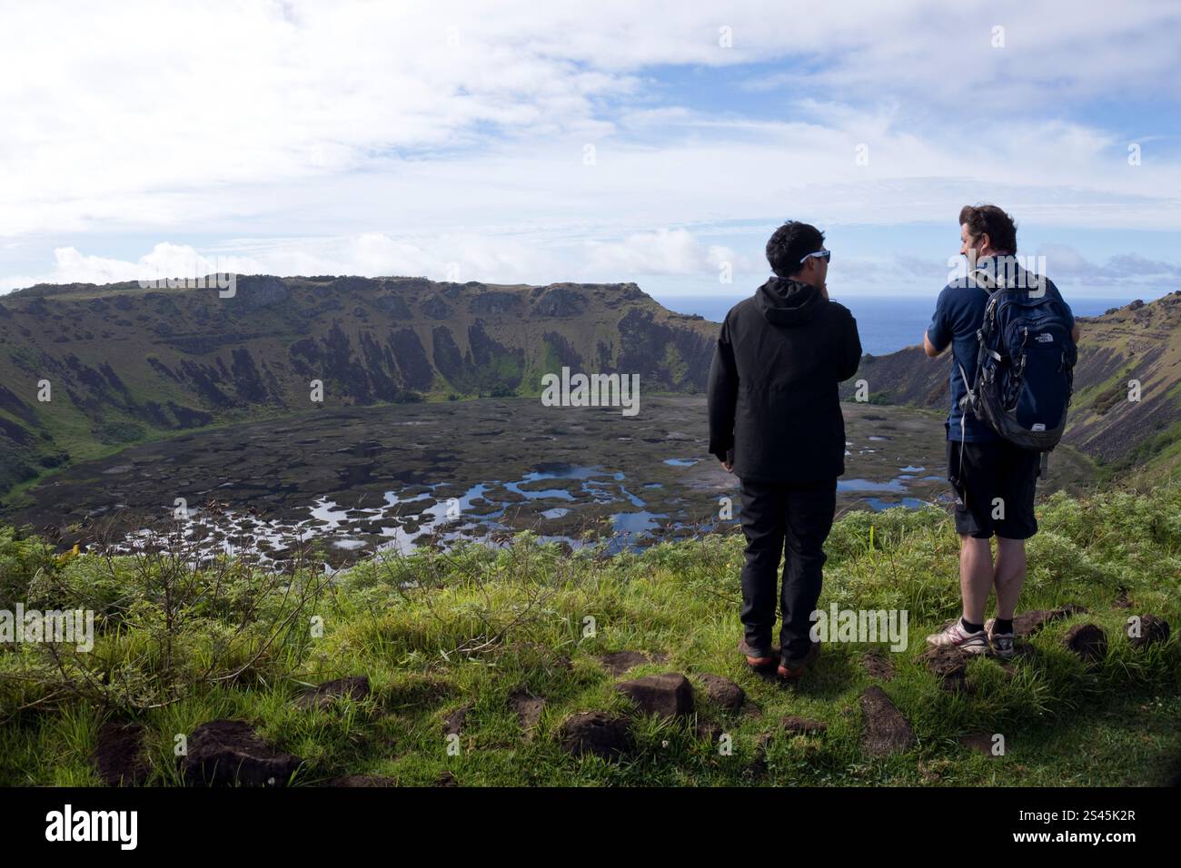 Un guide touristique et une vue touristique Rano Kau, le cratère du volcan éteint sur l'île de Pâques. Banque D'Images